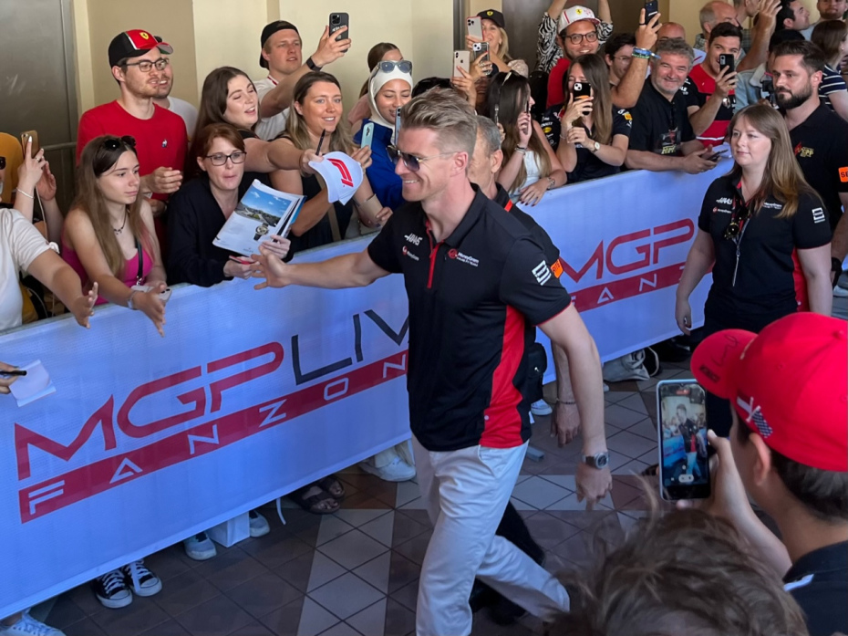 Pilote saluant la foule lors du Grand Prix de Monaco