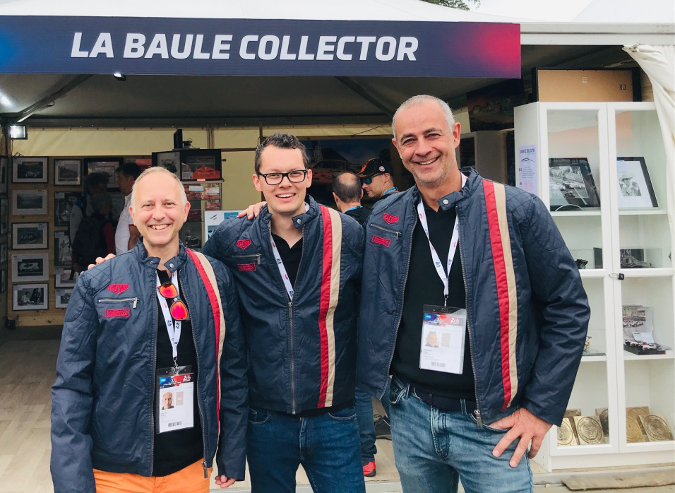 Équipe La Baule Collector posant devant leur stand aux 24 Heures du Mans