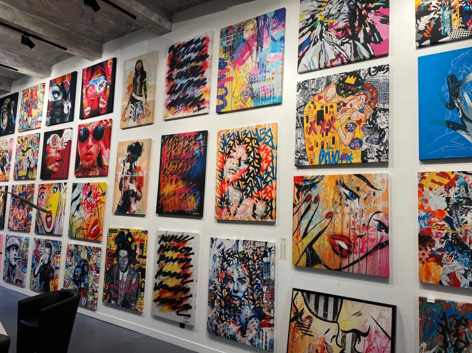 Ensemble de tableaux d’artiste accrochés sur un mur dans une galerie ou un intérieur