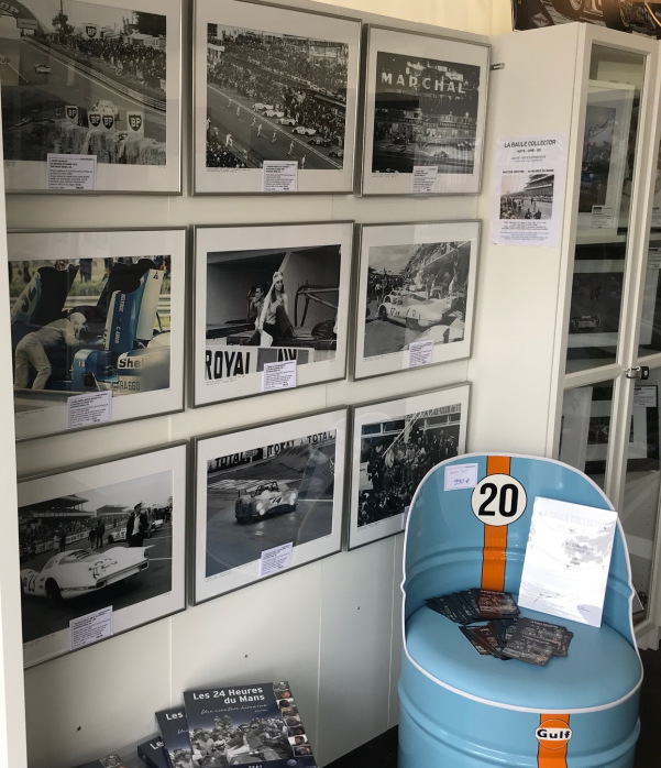Photo intérieure de la galerie éphémère Art, Automobile & Élégance, espace temporaire dédié à l’art et à l’automobile