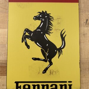 Plaque métal vendue par Motorsport Corner avec le logo Ferrari