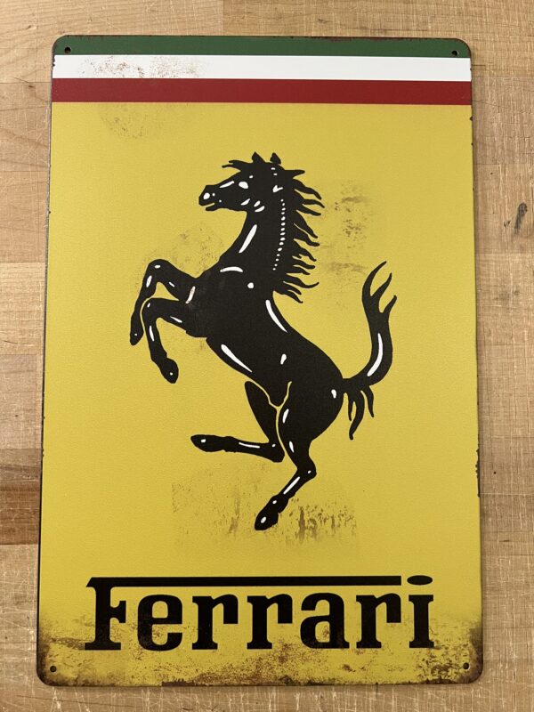 Plaque métal vendue par Motorsport Corner avec le logo Ferrari
